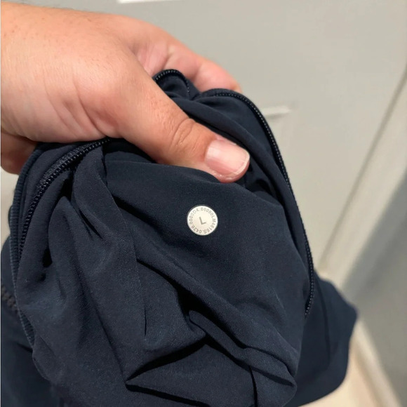Lululemon men"s Sojourn Jacket
True Navy (First Release) - Picture 9 of 10